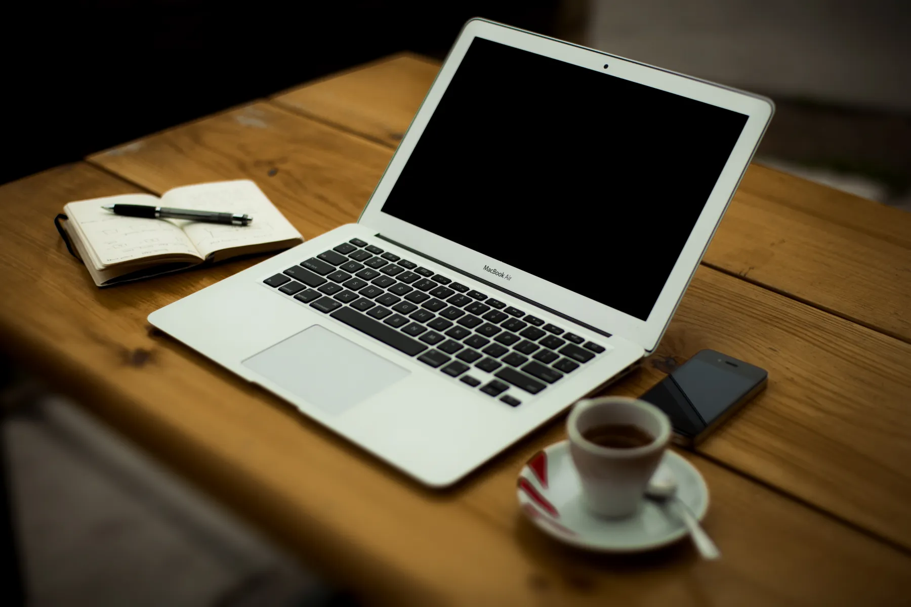 Arbeitsplatz mit Laptop, an dem eine Webseite bearbeitet wird