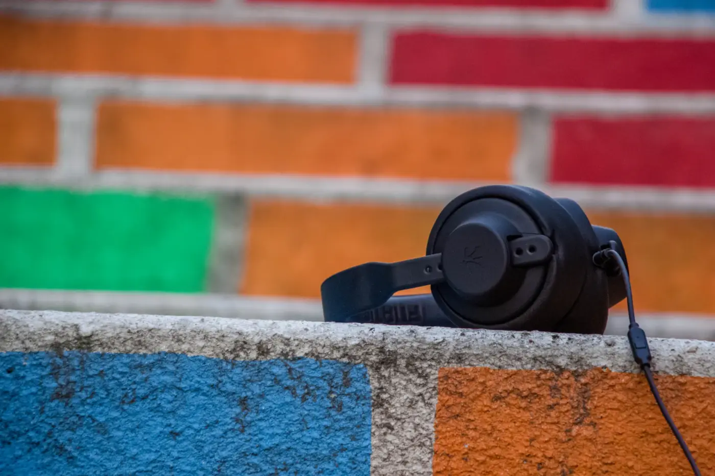 Audiotechnik für einen Radiosender im Netz