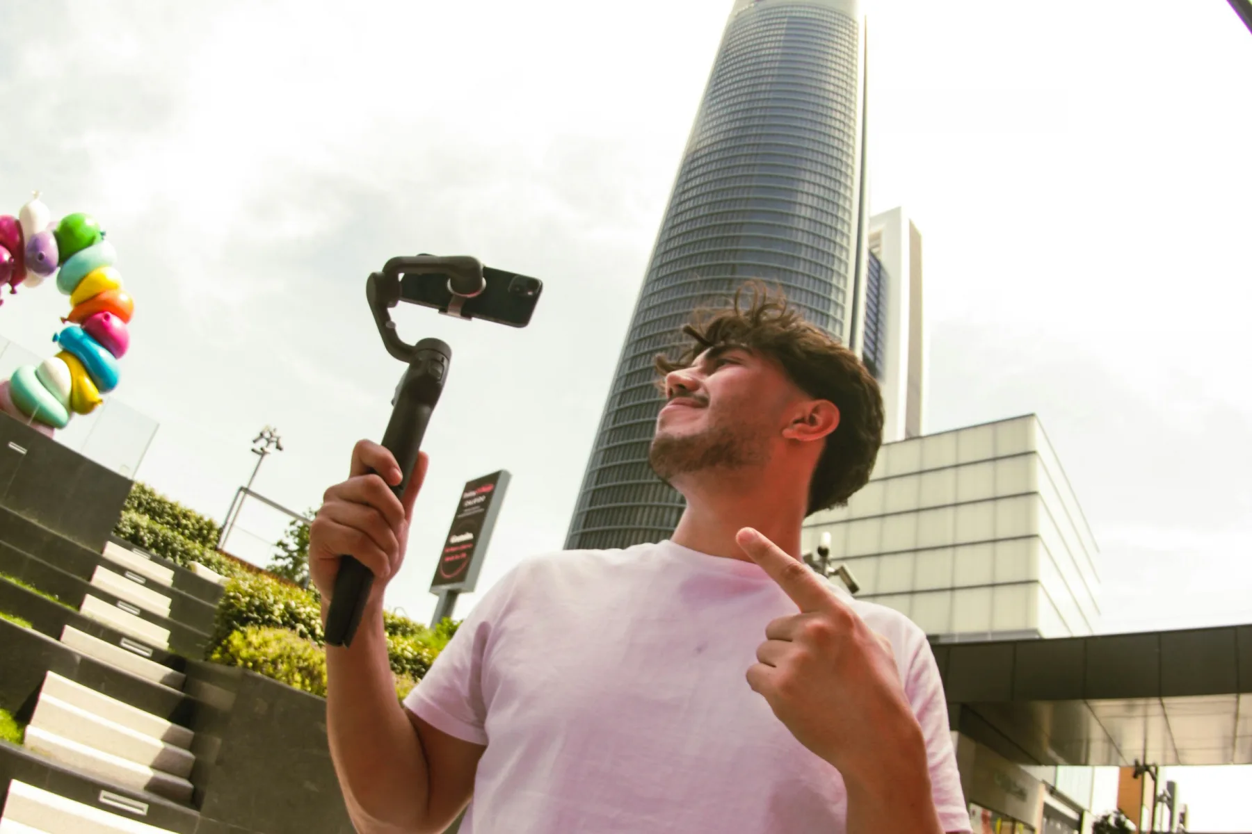 Streamer mit Smartphone auf einem Gimbal, live unterwegs in der Stadt