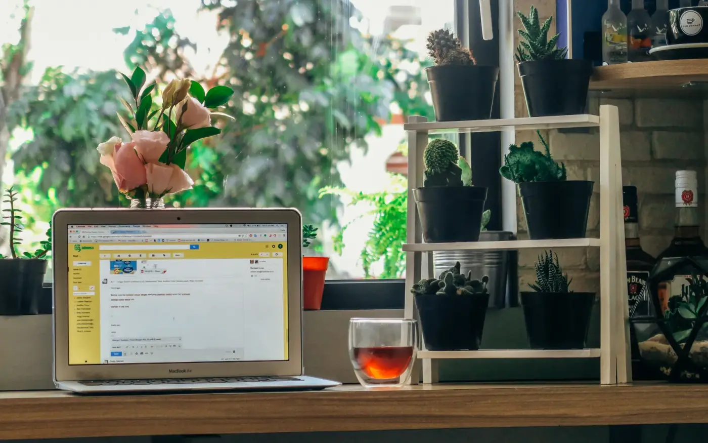 Schreibtisch mit Laptop bei der Domainsuche