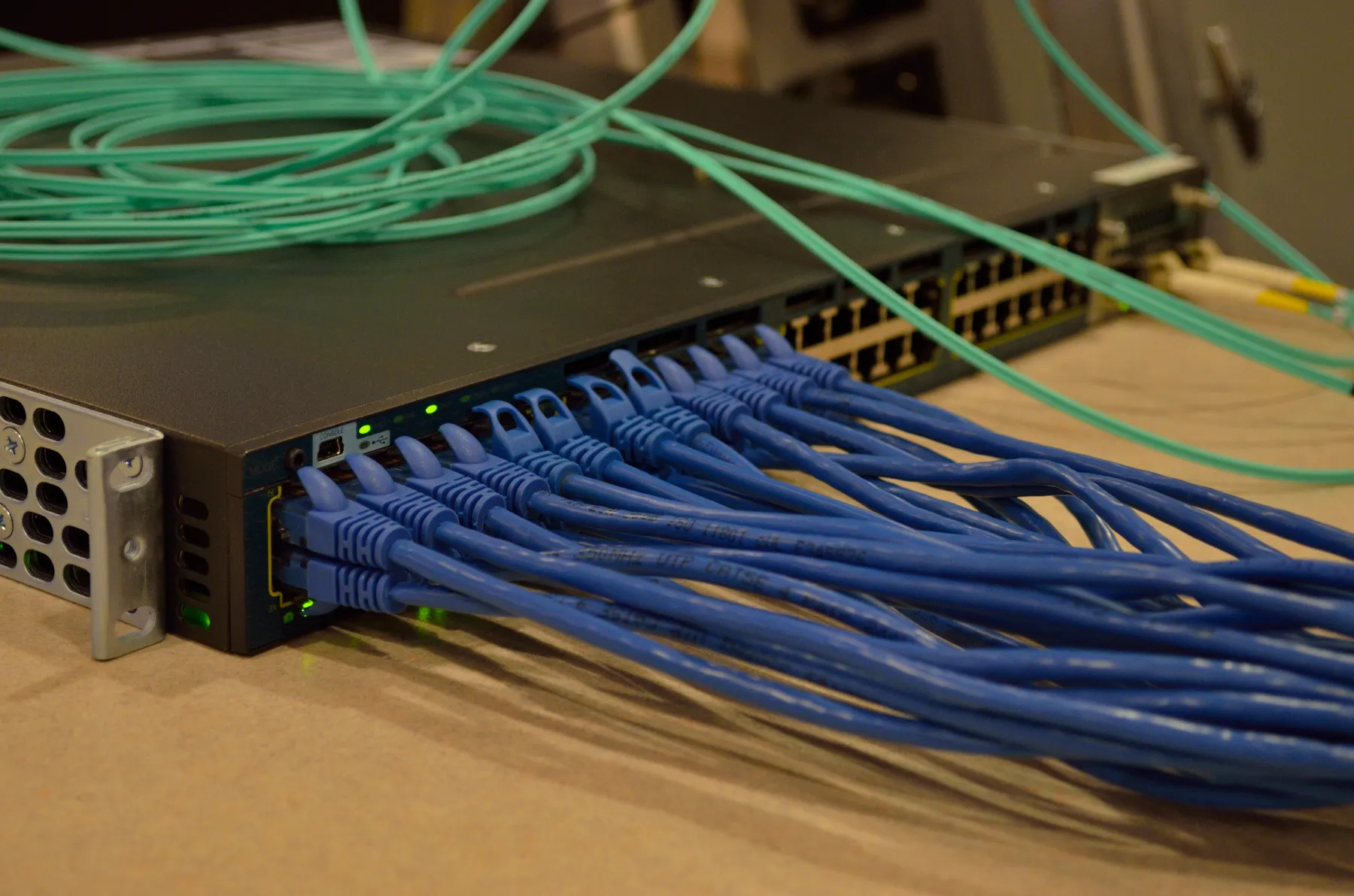 Serverschränke im Rechenzentrum mit Netzwerkverkabelung