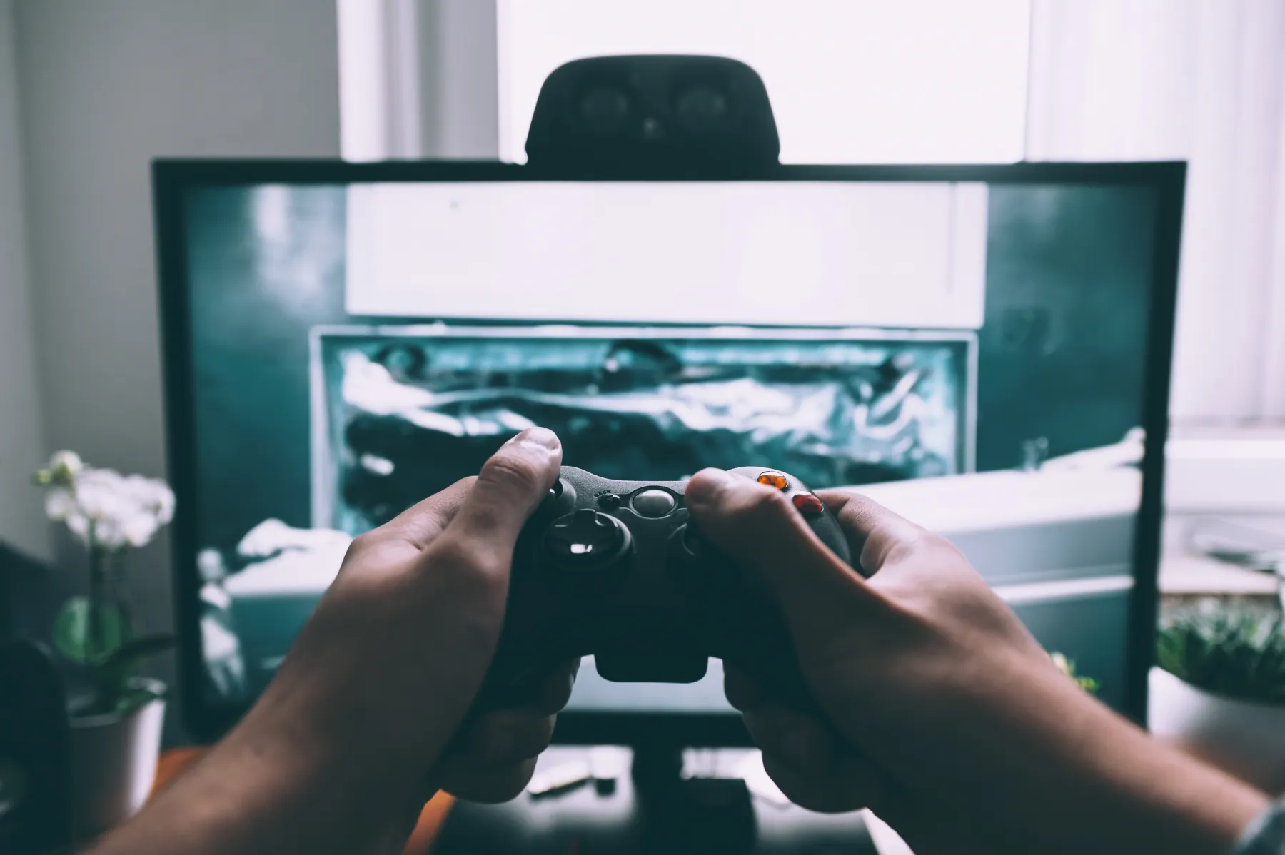 Spielecontroller vor einem Bildschirm