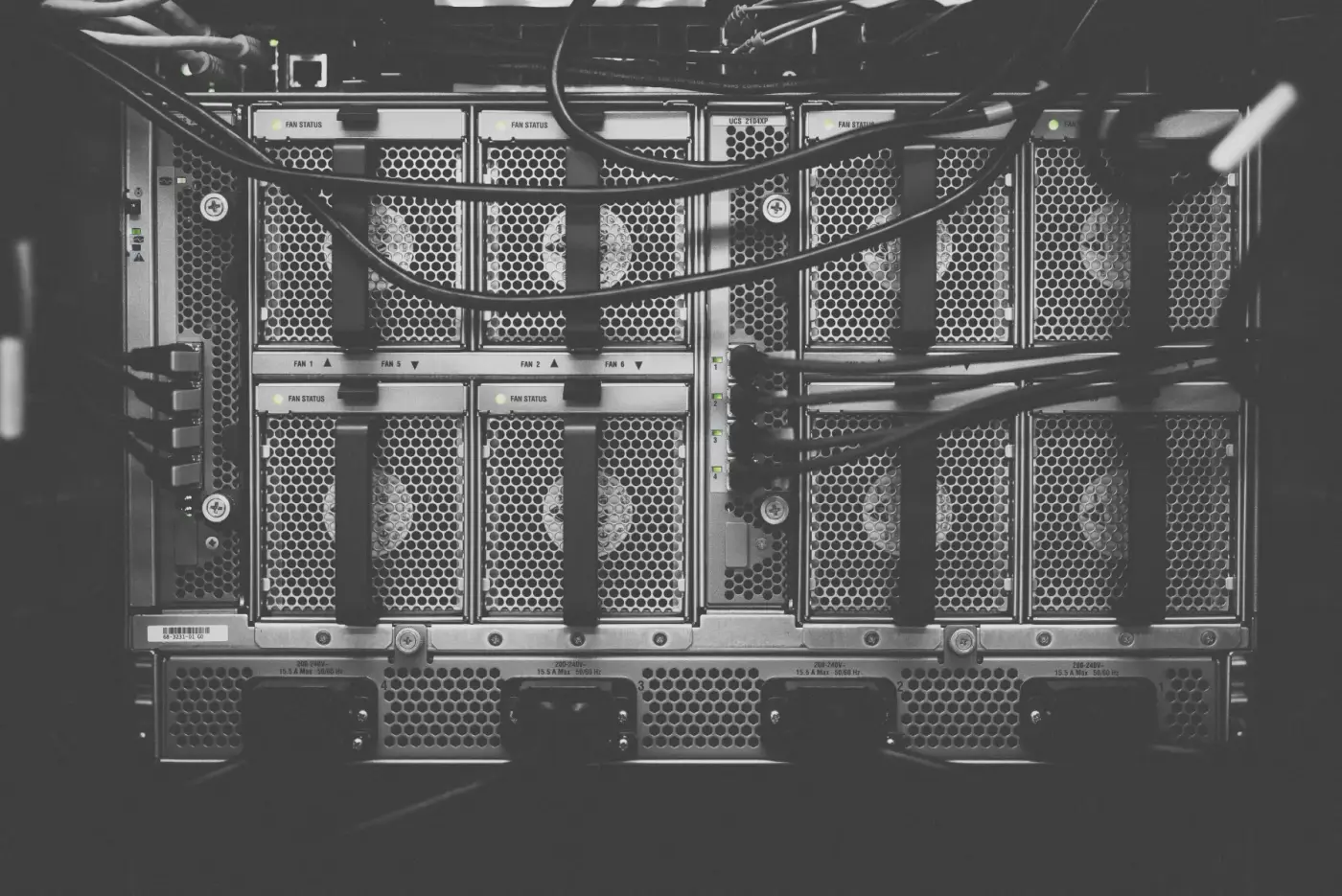 Serverschränke im Rechenzentrum mit Netzwerkverkabelung